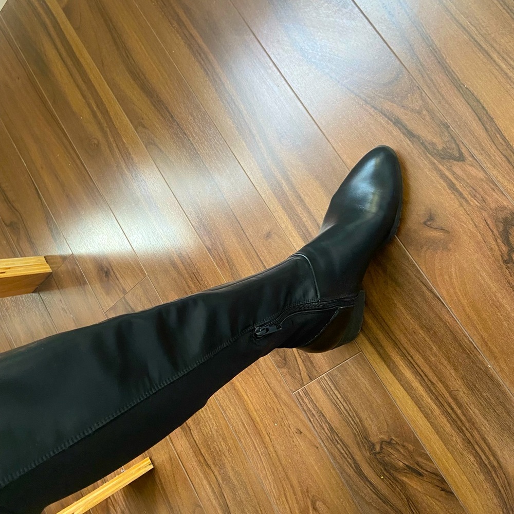 Black high thigh boots, very comfortable. It is very new was won’t briefly